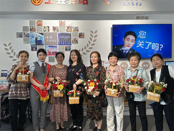 翼站开展母亲节公益服务麻将胡了重庆电信爱心(图2)