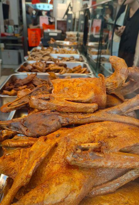 的烟熏风味：鹅肉与桂叶、糯米熏香麻将胡了免费试玩武夷山岚谷熏鹅(图2)